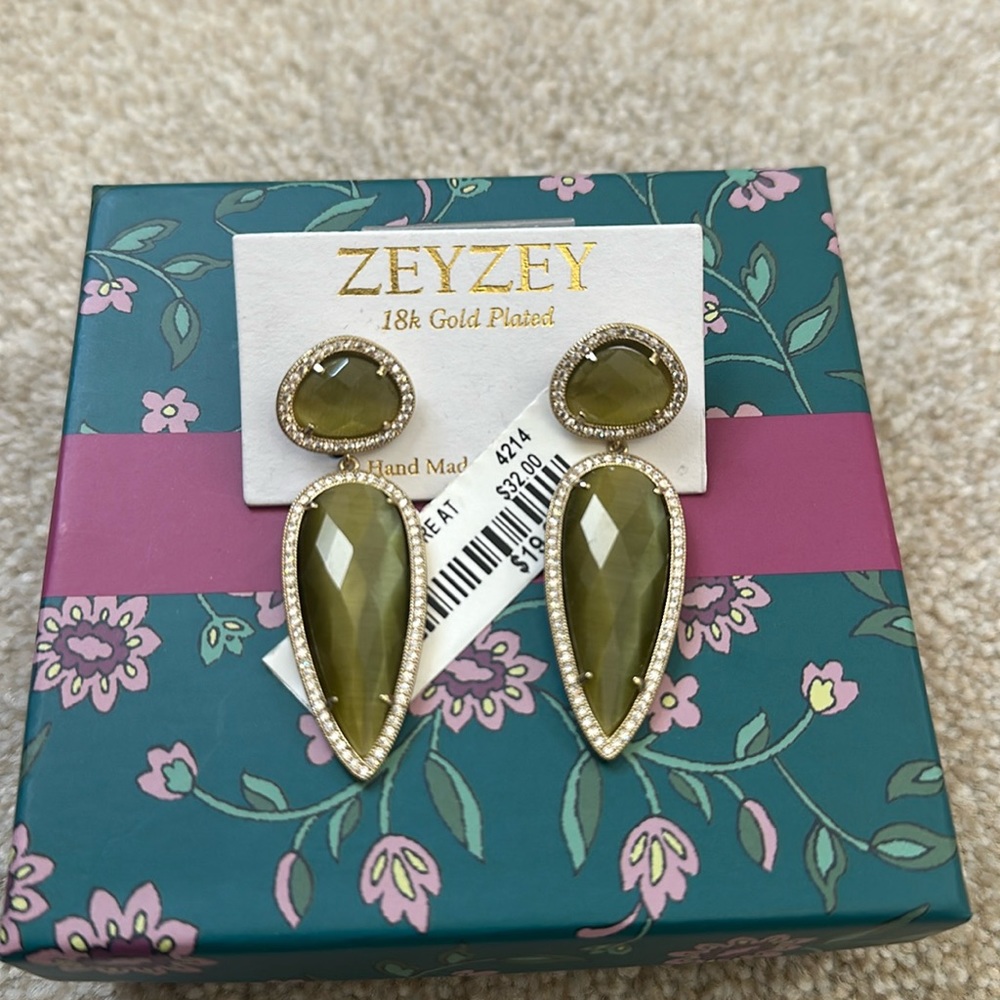 Peridot dangle earrings 18k gold plated New!
